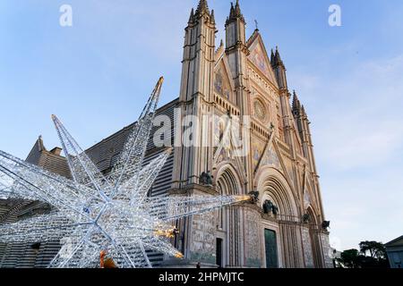 Façade de la cathédrale Basilique de Santa Maria Assunta est le principal lieu de culte catholique à Orvieto, et un chef-d'œuvre de l'architecture gothique à Banque D'Images