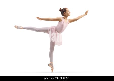 Petite ballerine en robe rose dansant isolée sur fond blanc Banque D'Images