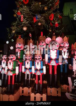 Statues en bois de casse-noisette debout dans une rangée comme une décoration de Noël, nuit de tir Banque D'Images