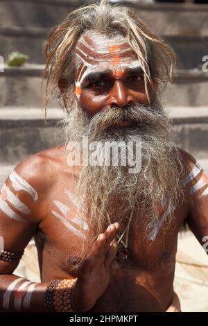 Portrait d'un Sadhu ou d'un religieux sur les rives du Gange à Varanasi dans l'Uttar Pradesh, Inde Banque D'Images