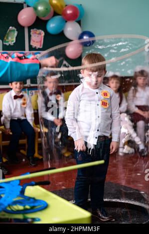 Dolyna, Ukraine 28 mai 2021: Animateurs et bulles de savon pour des vacances d'enfants, un garçon faisant une grosse bulle à lui seul, un spectacle amusant et divertissant. Banque D'Images