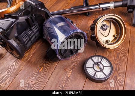 Aspirateur sans sac démonté et ses pièces - tube avec HEPA - filtre à air à haute efficacité - intérieur et couvercle Banque D'Images