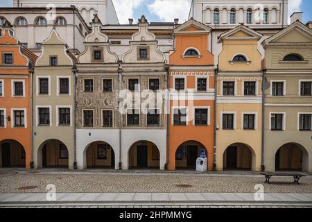 Legnica, Pologne - avril 2021 : façades de maisons anciennes avec de belles arcades rénovées en face de Banque D'Images