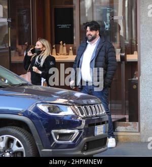 Milan, . 22nd févr. 2022. Milan, 22-02-2022 le chef ANTONINO CANNAVACCIUOLO et sa femme Cinzia Primatesta ont surpris de se promener dans les rues du centre tout en faisant du shopping, puis ils entrent dans un bâtiment avec une personne Credit: Independent photo Agency/Alay Live News Banque D'Images