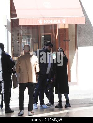 Milan, . 22nd févr. 2022. Milan, 22-02-2022 le chef ANTONINO CANNAVACCIUOLO et sa femme Cinzia Primatesta ont surpris de se promener dans les rues du centre tout en faisant du shopping, puis ils entrent dans un bâtiment avec une personne Credit: Independent photo Agency/Alay Live News Banque D'Images