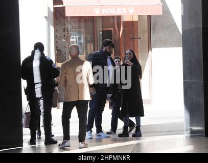 Milan, . 22nd févr. 2022. Milan, 22-02-2022 le chef ANTONINO CANNAVACCIUOLO et sa femme Cinzia Primatesta ont surpris de se promener dans les rues du centre tout en faisant du shopping, puis ils entrent dans un bâtiment avec une personne Credit: Independent photo Agency/Alay Live News Banque D'Images