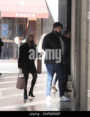 Milan, . 22nd févr. 2022. Milan, 22-02-2022 le chef ANTONINO CANNAVACCIUOLO et sa femme Cinzia Primatesta ont surpris de se promener dans les rues du centre tout en faisant du shopping, puis ils entrent dans un bâtiment avec une personne Credit: Independent photo Agency/Alay Live News Banque D'Images