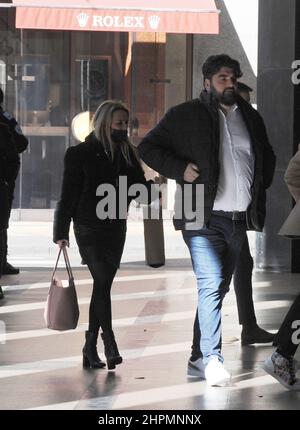 Milan, . 22nd févr. 2022. Milan, 22-02-2022 le chef ANTONINO CANNAVACCIUOLO et sa femme Cinzia Primatesta ont surpris de se promener dans les rues du centre tout en faisant du shopping, puis ils entrent dans un bâtiment avec une personne Credit: Independent photo Agency/Alay Live News Banque D'Images