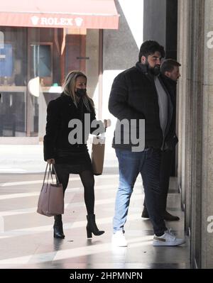 Milan, . 22nd févr. 2022. Milan, 22-02-2022 le chef ANTONINO CANNAVACCIUOLO et sa femme Cinzia Primatesta ont surpris de se promener dans les rues du centre tout en faisant du shopping, puis ils entrent dans un bâtiment avec une personne Credit: Independent photo Agency/Alay Live News Banque D'Images