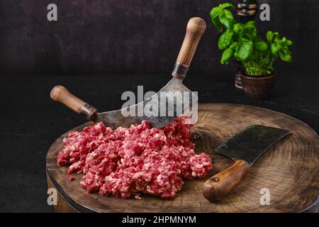 Viande hachée de bœuf fraîche sur une souche en bois Banque D'Images