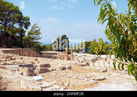 Ruines du temple dorique hellénistique d'Apollon pythien dans l'ancien site archéologique de Kamiros Rhodes Grèce Banque D'Images