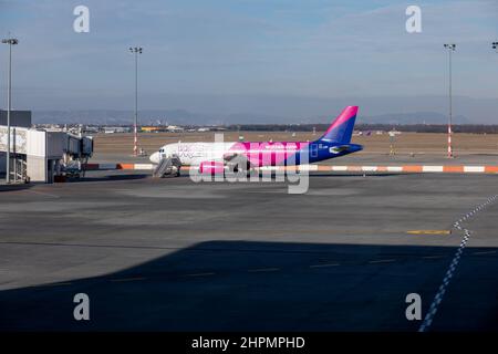 BUDAPEST, HONGRIE - 04 FÉVRIER 2022 : atterrissage de Wizz Air Airbus A320 HA-LWK à l'aéroport international de Budapest. Banque D'Images