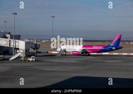 BUDAPEST, HONGRIE - 04 FÉVRIER 2022 : atterrissage de Wizz Air Airbus A320 HA-LWK à l'aéroport international de Budapest. Banque D'Images