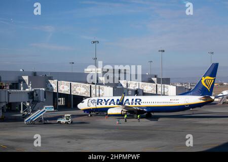 BUDAPEST, HONGRIE - 04 FÉVRIER 2022 : Ryanair Boeing 737-8AS EI-EKT Airplane à l'aéroport international de Budapest. Banque D'Images