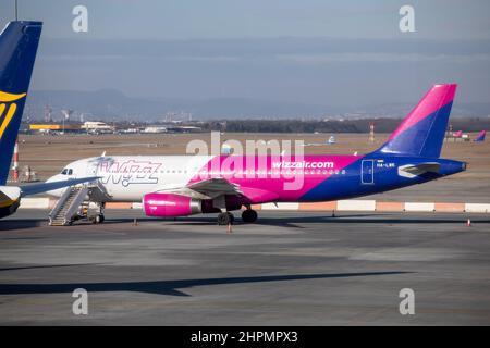 BUDAPEST, HONGRIE - 04 FÉVRIER 2022 : atterrissage de Wizz Air Airbus A320 HA-LWK à l'aéroport international de Budapest. Banque D'Images