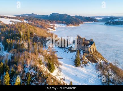 Lac de Czorsztyn gelé artificiel sur la rivière Dunajec avec ruines du château médiéval de Czorsztyn et vue lointaine sur le château de Niedzica de l'autre côté du lac Banque D'Images