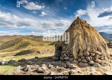 Voyage au Lesotho. Un rondavel, la cabane traditionnelle des bergers de Basotho Banque D'Images