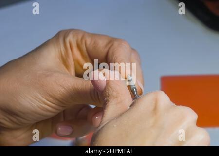 Technicien dentaire travaillant avec la couronne dentée - vue rapprochée Banque D'Images