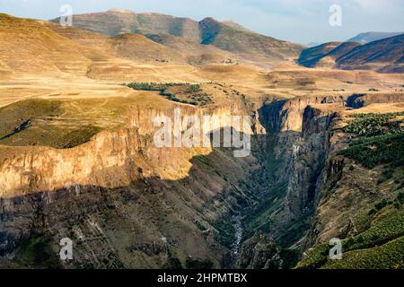 Voyage au Lesotho. Vue sur le canyon du fleuve Maletsunyane dans la région du Semonkong Banque D'Images