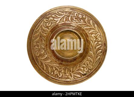 Photo isolée d'une ancienne plaque de cuivre sur fond blanc. Banque D'Images