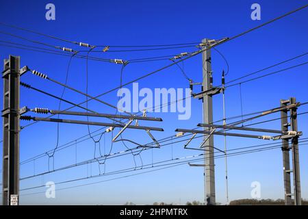 25kV équipement de ligne aérienne, de Londres à Bedford Line Railway, près de Bedford Town, Bedfordshire, Angleterre, Royaume-Uni Banque D'Images