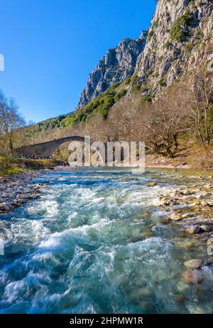 Le pont d'Agios Vissarionas à Pili Trikalon, Grèce. Banque D'Images