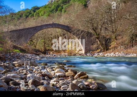 Le pont d'Agios Vissarionas à Pili Trikalon, Grèce. Banque D'Images