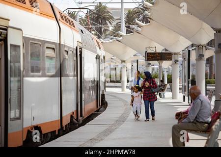 Les passagers montent à bord d'un train depuis la plate-forme du chantier ferroviaire de la gare Casa Port de Casablanca, au Maroc. Banque D'Images