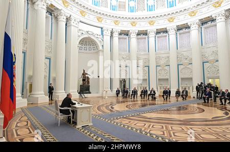 Moscou, Russie. 21st févr. 2022. Le président russe Vladimir Poutine préside une réunion en personne du conseil national de sécurité pour discuter de la reconnaissance des régions ukrainiennes de Donetsk et de Lugansk au Grand Palais du Kremlin, le 21 février 2022 à Moscou, en Russie. Crédit: Aleksey Nikolskyi/Kremlin Pool/Alay Live News Banque D'Images