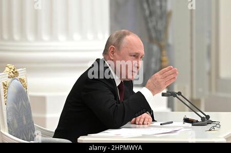 Moscou, Russie. 21st févr. 2022. Le président russe Vladimir Poutine préside une réunion en personne du conseil national de sécurité pour discuter de la reconnaissance des régions ukrainiennes de Donetsk et de Lugansk au Grand Palais du Kremlin, le 21 février 2022 à Moscou, en Russie. Crédit: Aleksey Nikolskyi/Kremlin Pool/Alay Live News Banque D'Images