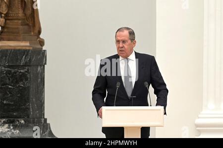 Moscou, Russie. 21st févr. 2022. Le ministre russe des Affaires étrangères, Sergey Lavrov, s'adresse à une réunion en face à face du conseil de sécurité nationale russe pour discuter de la reconnaissance des régions ukrainiennes de Donetsk et de Lugansk au Grand Palais du Kremlin, le 21 février 2022 à Moscou, en Russie. Crédit: Aleksey Nikolskyi/Kremlin Pool/Alay Live News Banque D'Images