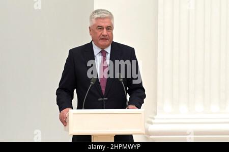 Moscou, Russie. 21st févr. 2022. Le ministre russe de l'intérieur, Vladimir Kolokoltsev, s'adresse à une réunion en face à face du conseil de sécurité nationale russe pour discuter de la reconnaissance des régions ukrainiennes de Donetsk et de Lugansk au Grand Palais du Kremlin, le 21 février 2022 à Moscou, en Russie. Crédit: Aleksey Nikolskyi/Kremlin Pool/Alay Live News Banque D'Images