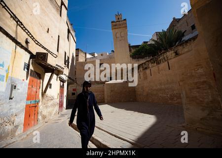 Ruelles étroites et rues piétonnes de la médina de Fès - Maroc. Banque D'Images