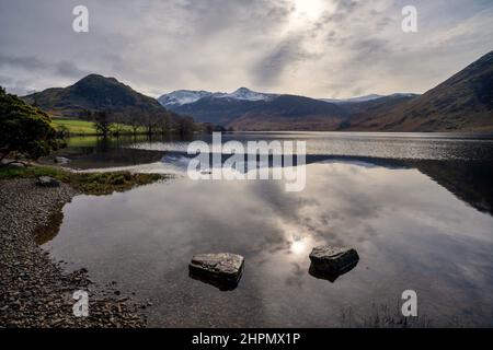 Vue sur Crummock Water vers Rannerdale Knotts and Mountains, Lake District, Cumbria Banque D'Images