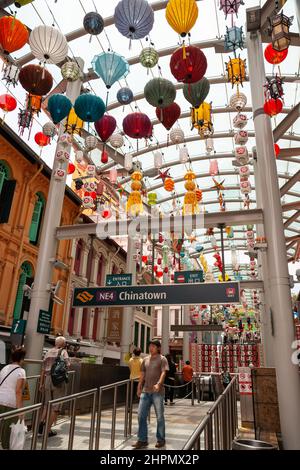 Singapour - septembre 2010 : entrée à la station de métro de Chinatown décorée de lanternes chinoises colorées Banque D'Images