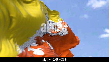 Détail du drapeau national du Bhoutan qui agite dans le vent par temps clair. Le Bhoutan est un pays enclavé de l'Himalaya oriental. Mise au point sélective. Banque D'Images