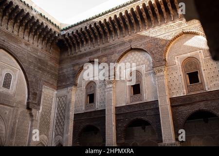 Détails architecturaux à Al Attarine MadrasaFez medina - Maroc. Banque D'Images