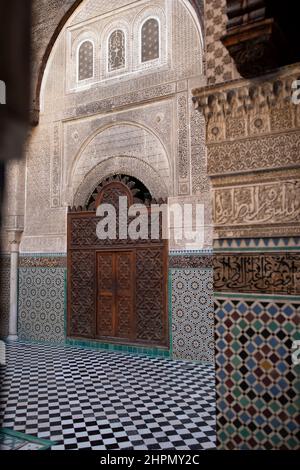 Détails architecturaux à Al Attarine MadrasaFez medina - Maroc. Banque D'Images