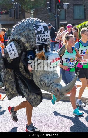 Angleterre, Londres, Marathon de Londres 2021, coureurs vêtus de modèle Rhino Banque D'Images