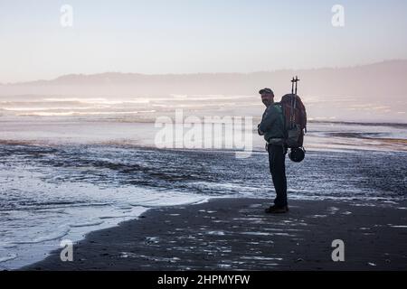 Un homme qui fait du rempart sur la côte olympique de l'État de Washington, près du delta de Mosquito Creek, Washington, États-Unis. Banque D'Images