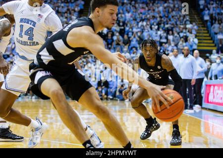 Chapel Hill, Caroline du Nord, États-Unis. 21st févr. 2022. Les Cardinals de Louisville gardent El Ellis (3) passe aux Cardinals de Louisville en avant de Samuell Williamson (10) pendant la deuxième moitié du match de basketball de l'ACC au Dean Smith Centre à Chapel Hill, en Caroline du Nord. (Scott Kinser/Cal Sport Media). Crédit : csm/Alay Live News Banque D'Images