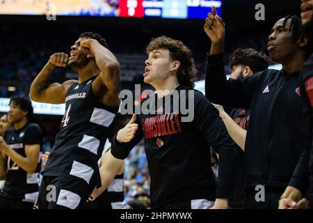 Chapel Hill, Caroline du Nord, États-Unis. 21st févr. 2022. Le banc des Cardinals de Louisville célèbre après avoir pris la tête contre les talons de goudron de Caroline du Nord pendant la deuxième moitié du match de basketball de l'ACC au Dean Smith Center de Chapel Hill, en Caroline du Nord. (Scott Kinser/Cal Sport Media). Crédit : csm/Alay Live News Banque D'Images