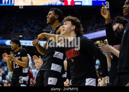 Chapel Hill, Caroline du Nord, États-Unis. 21st févr. 2022. Le banc des Cardinals de Louisville célèbre après avoir pris la tête contre les talons de goudron de Caroline du Nord pendant la deuxième moitié du match de basketball de l'ACC au Dean Smith Center de Chapel Hill, en Caroline du Nord. (Scott Kinser/Cal Sport Media). Crédit : csm/Alay Live News Banque D'Images