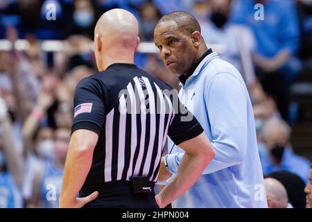 Chapel Hill, Caroline du Nord, États-Unis. 21st févr. 2022. Caroline du Nord Hubert Davis, entraîneur-chef de Tar Heels, s'entretient avec le responsable après une faute lors de la deuxième moitié du match de basketball de l'ACC au Dean Smith Centre de Chapel Hill, en Caroline du Nord. (Scott Kinser/Cal Sport Media). Crédit : csm/Alay Live News Banque D'Images