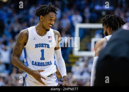 Chapel Hill, Caroline du Nord, États-Unis. 21st févr. 2022. Caroline du Nord Tar talons garde Faky Black (1) sourit après avoir obtenu la victoire contre les Louisville Cardinals lors du match de basketball de l'ACC au Dean Smith Center à Chapel Hill, en Caroline du Nord. (Scott Kinser/Cal Sport Media). Crédit : csm/Alay Live News Banque D'Images