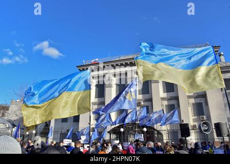 KIEV, UKRAINE - 22 FÉVRIER 2022 - les drapeaux ukrainiens sont photographiés pendant le rassemblement de l'Empire a du mourir à l'ambassade de la Fédération de Russie à Kiev, Banque D'Images