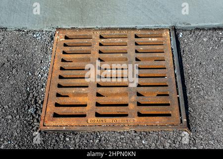 Plan horizontal d'une grille de cimetière d'égout mal rouillée sur un chantier de construction. Banque D'Images