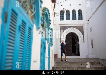Piéton contemporain dans la vieille médina de Tanger, au Maroc. Banque D'Images