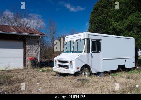 Vue latérale horizontale d'un camion à panneaux blancs abandonné avec un côté vierge pour l'espace de copie. Banque D'Images