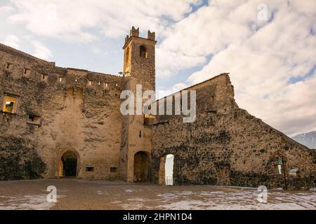 La cour de la Piazza Grande dans le château médiéval de Beseno datant du 12th siècle, dans la vallée de Lagarina, dans le Trentin, au nord-est de l'Italie. Le plus grand château de la région Banque D'Images